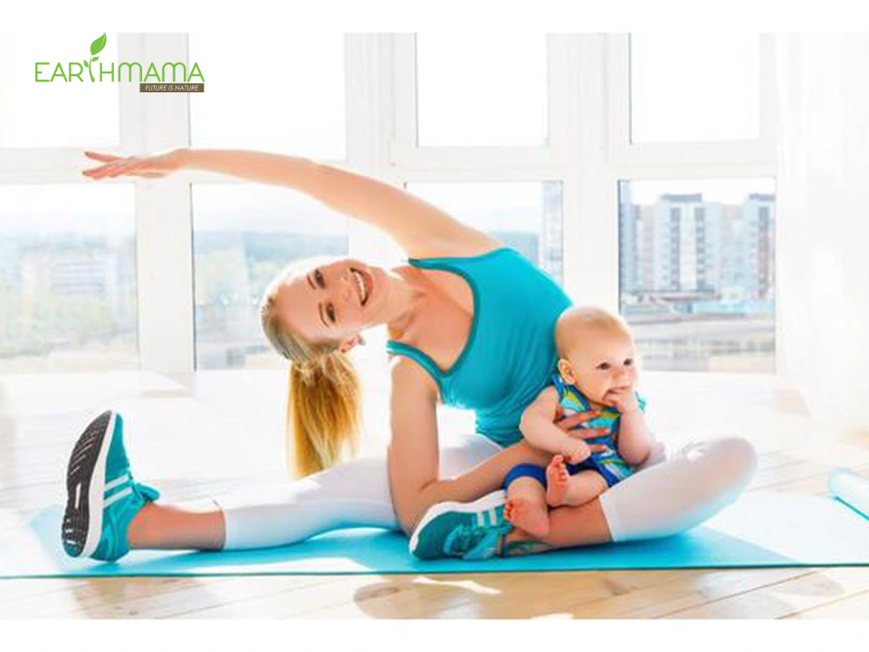 Vừa chăm bé, vừa tranh thủ tập thể dục để cân bằng nhịp sống