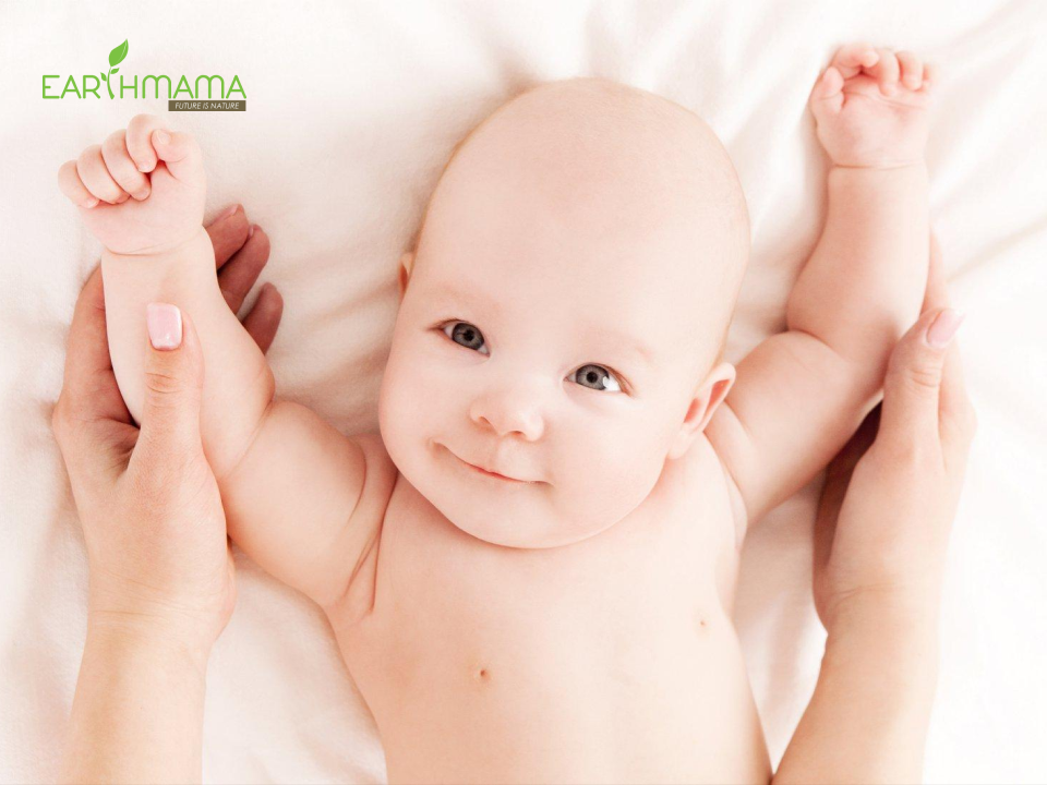 Chạm là ngôn ngữ yêu thương đầu tiên bé học được