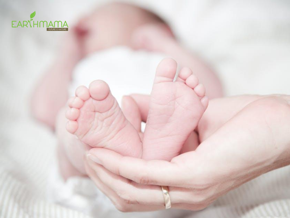 Chú ý giữ ấm tay chân giúp bé khỏe mạnh