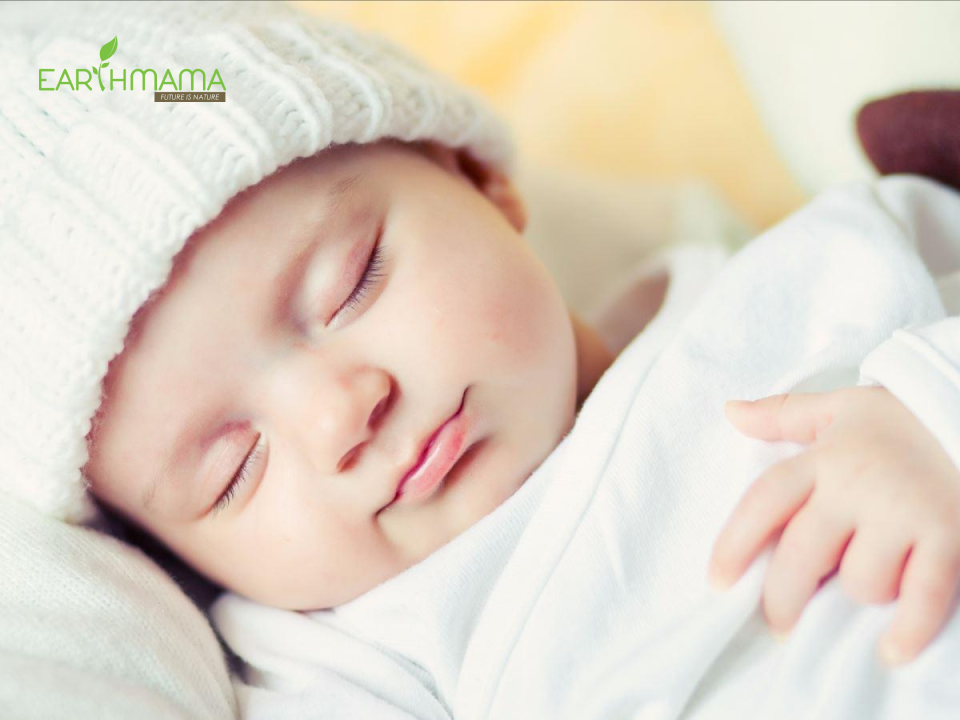 Mẹ cần hạn chế bé tiếp xúc với nước khi trời lạnh