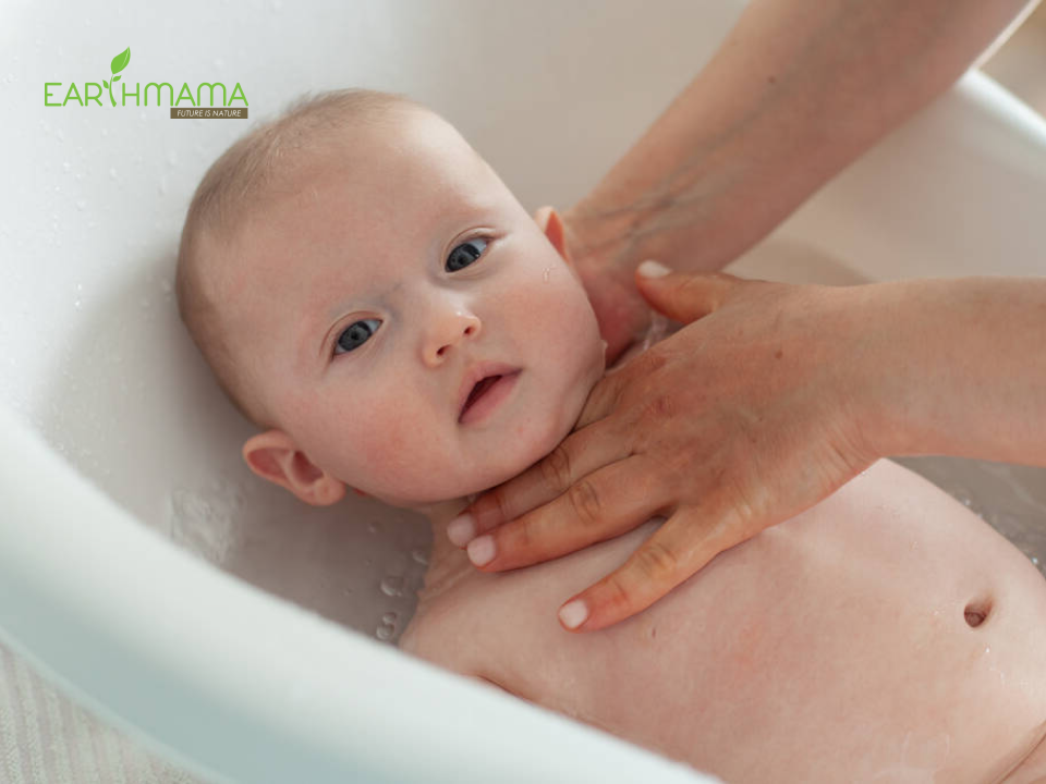 Trẻ sơ sinh bị đầy hơi có thể nhận biết bằng cách sờ vào bụng bé