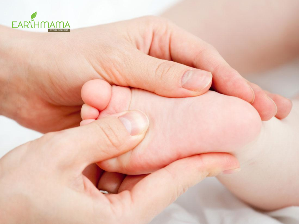 sử dụng các loại dầu khuynh diệp cho bé xoa giúp bé ủ ấm