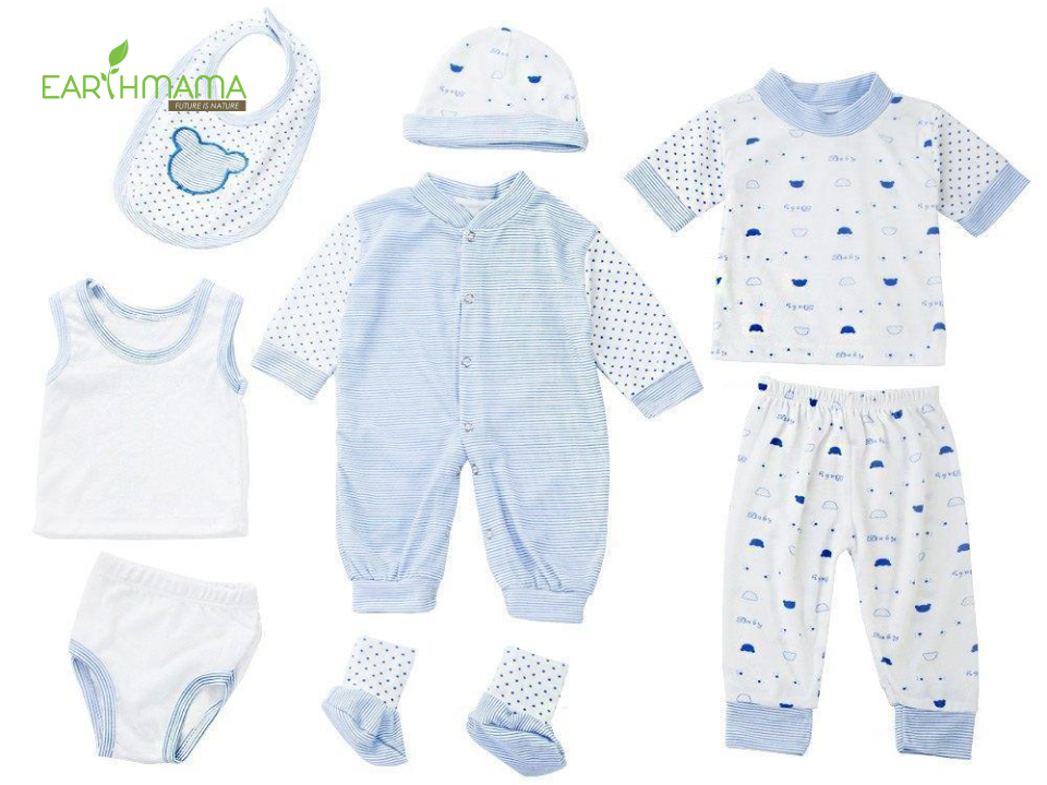 Mẹ cần chuẩn bị đầy đủ quần áo, tất, bao tay để sẵn trên giường trước khi tắm cho bé