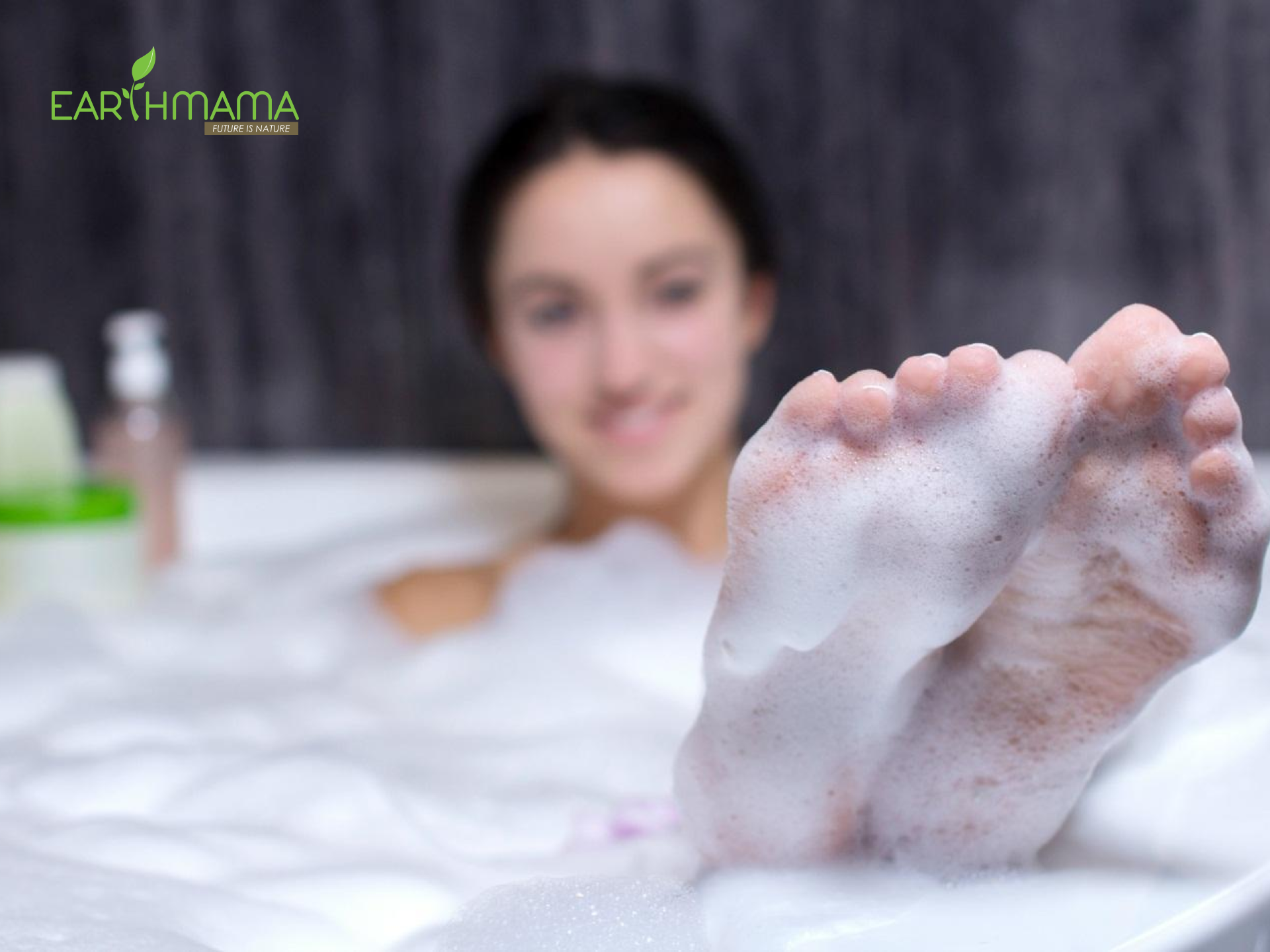 mẹ đang chăm sóc vùng kín sau sinh