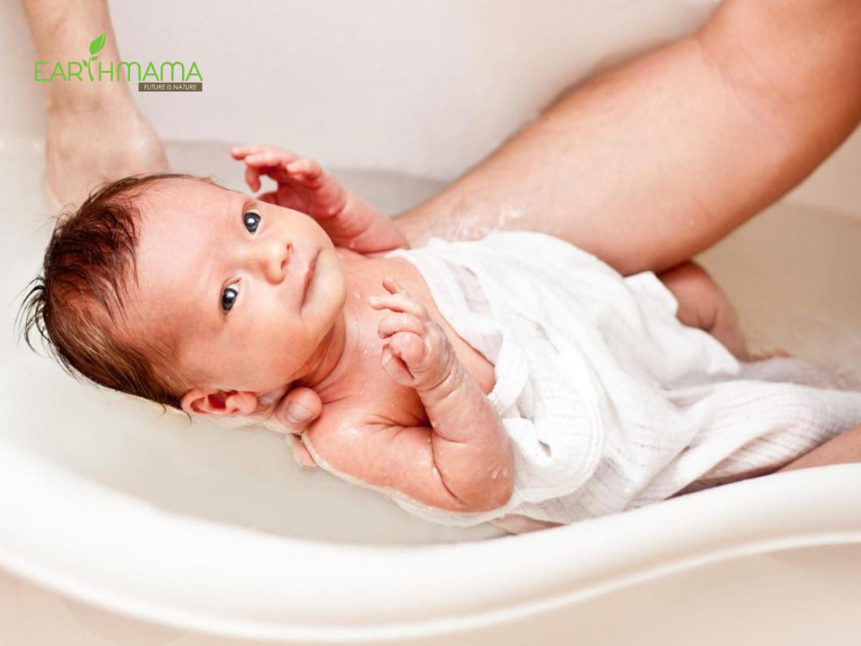 Vào mùa đông mẹ chỉ cần tắm cho bé 2 – 3 lần/tuần