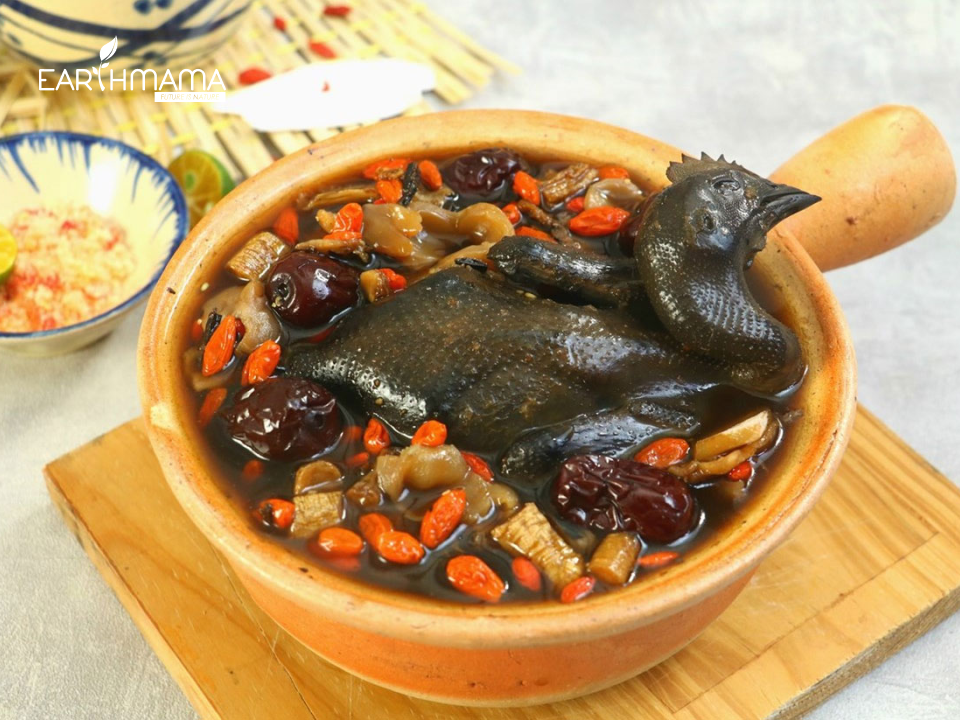 Canh bổ dưỡng có các thành phần như ý dĩ, táo tàu, kỷ tử