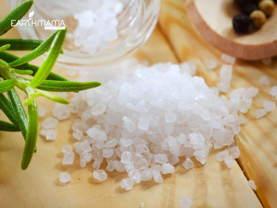 muối biển là nguyên liệu lành tính có thể hơ mặt bằng muối sau khi sinh