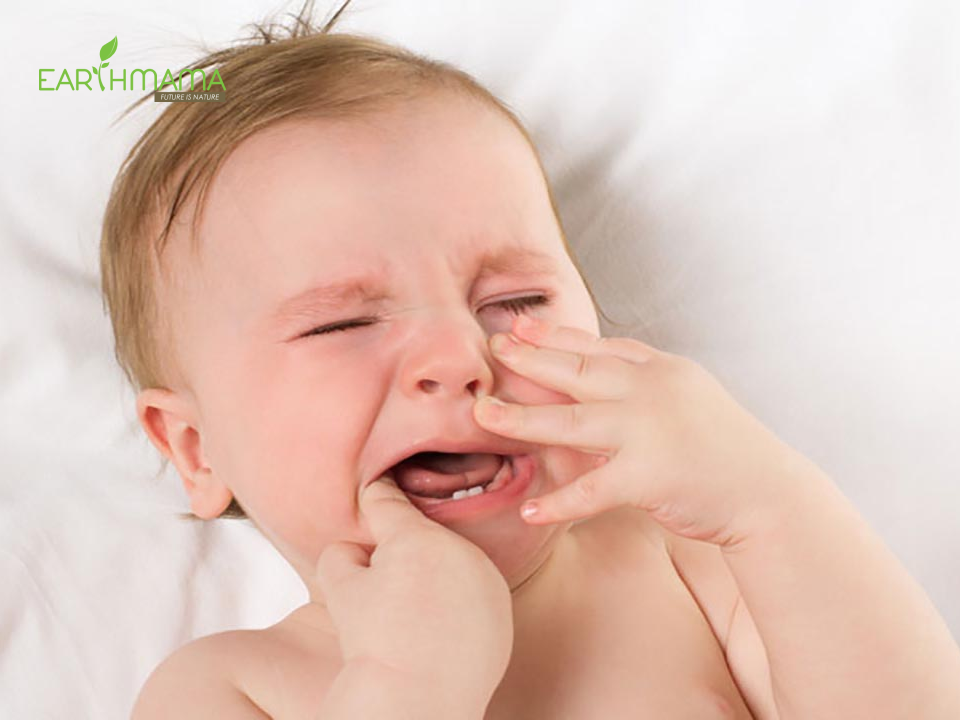 Trẻ sốt mọc răng 39 độ nên khó ngủ và khóc nhiều