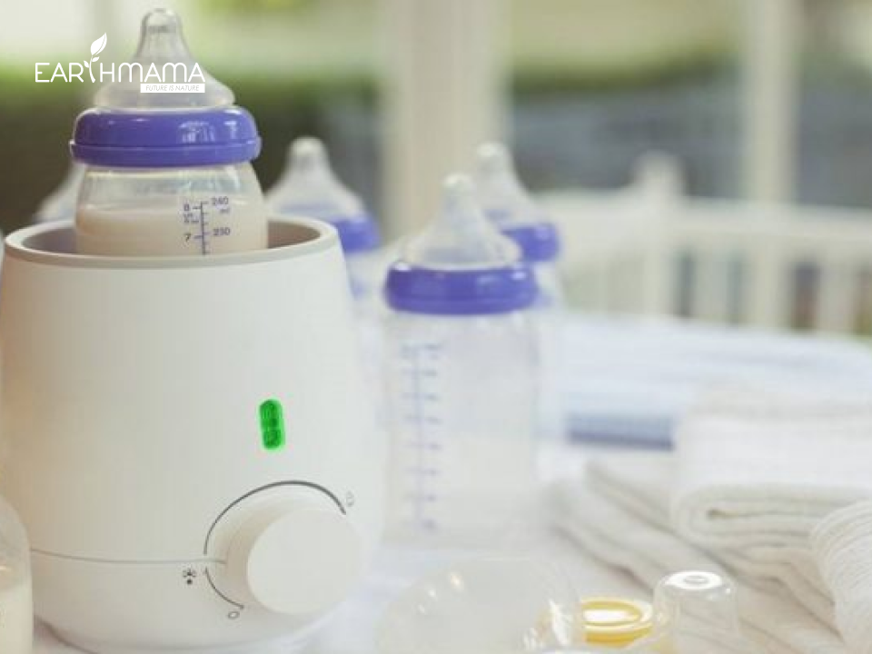 Bạn nên ngâm bình sữa vào bình nước nóng thay vì sử dụng lò vi sóng