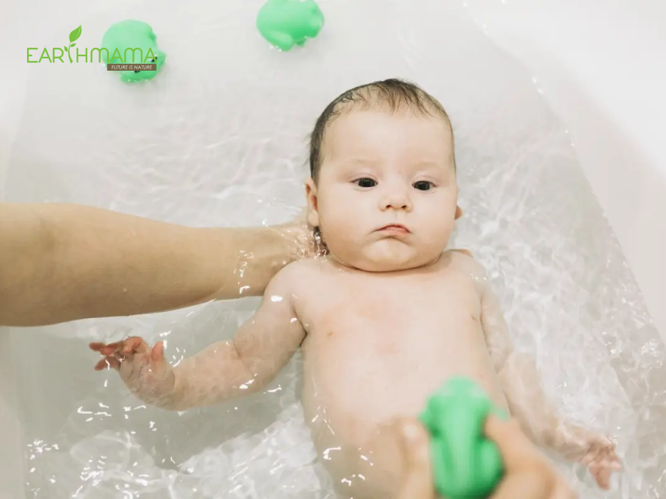Tắm cho trẻ sơ sinh cần lưu ý kỹ và cẩn thận