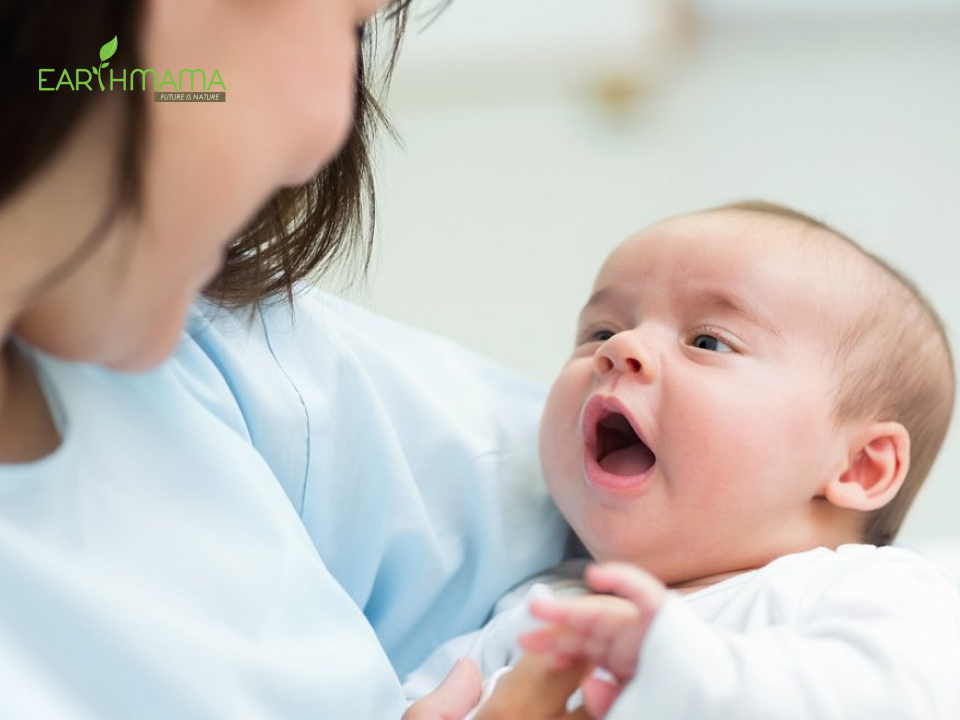 Cho tới tuần thứ 4 sau sinh, bé mới bắt đầu biết ‘cười xã giao” với người khác
