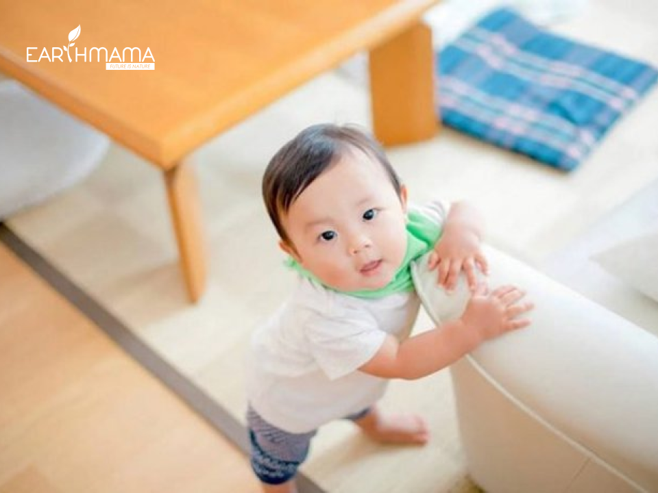 Đến tháng thứ 9, trẻ đã vịn đồ đứng dậy được
