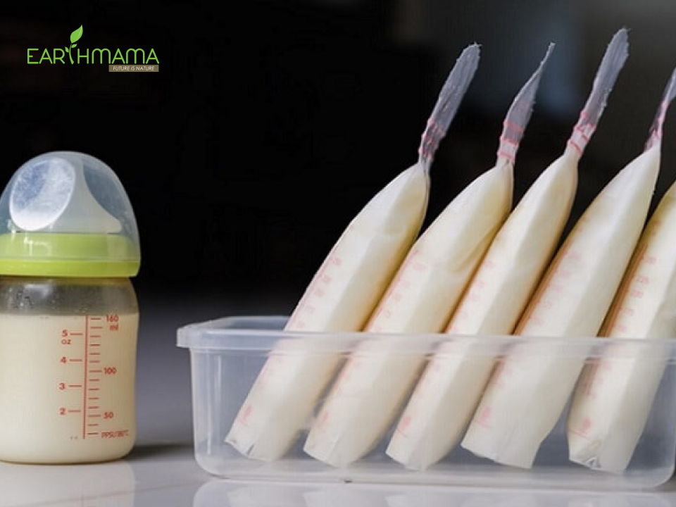 Mẹ có thể sử dụng bình hoặc túi trữ sữa