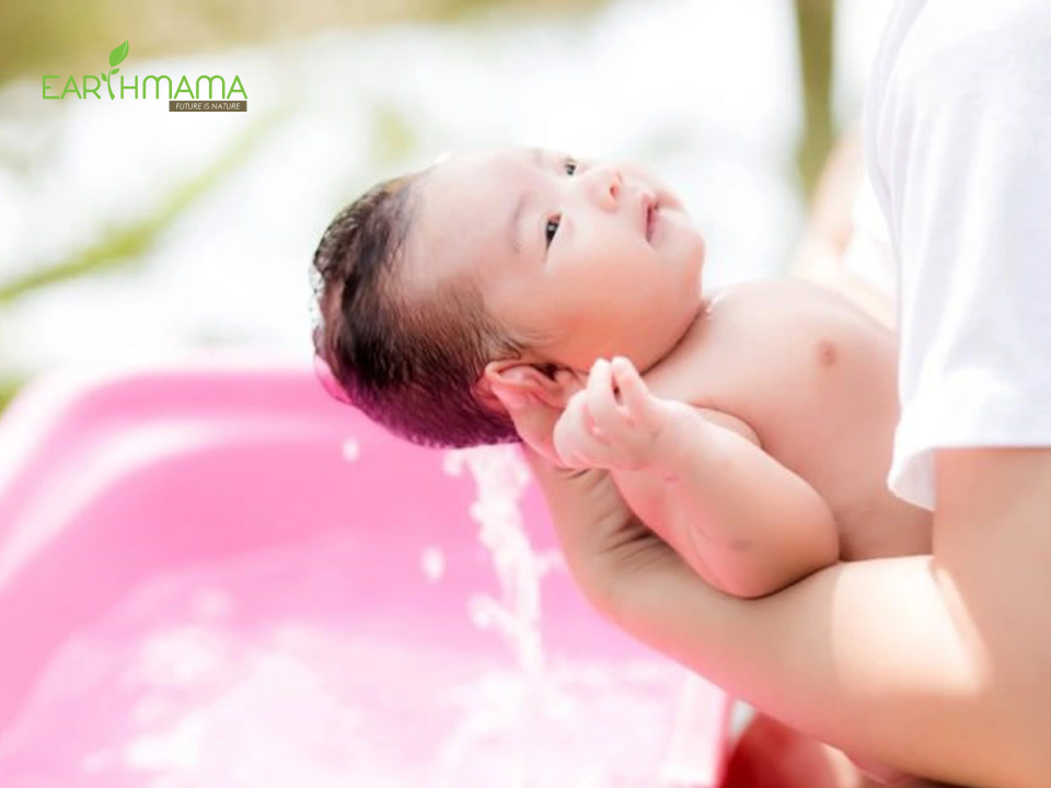 Tắm cho trẻ sơ sinh khoảng 1 tuần sau khi sinh