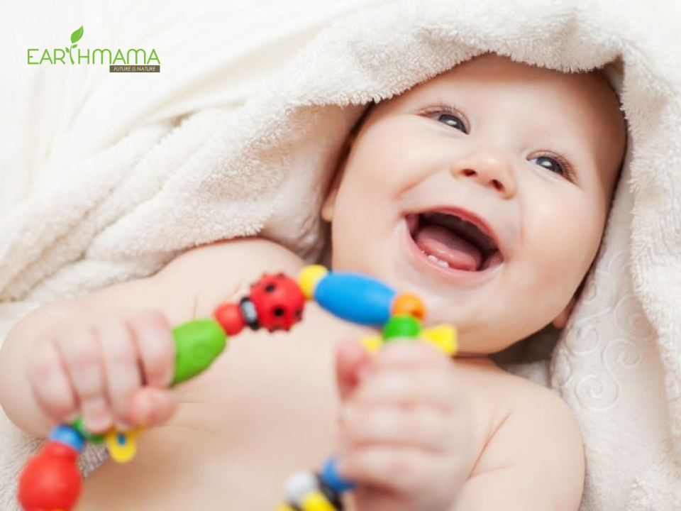 Từ 3 đến 4 tháng tuổi, bé đã bắt đầu có phản xạ và có thể cầm chặt đồ vật trong tay