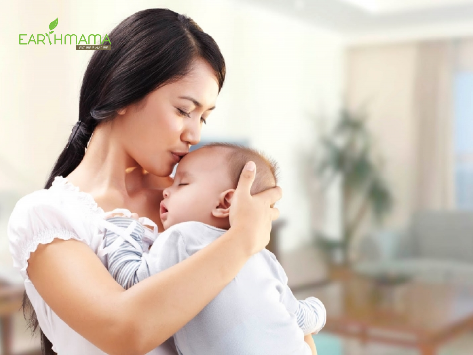 Từ 5 tháng tuổi, trẻ đã học được cách ôm từ mọi người