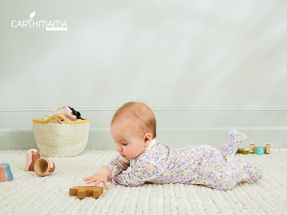 Từ 6 tháng tuổi, trẻ đã có thể trườn lên phía trước