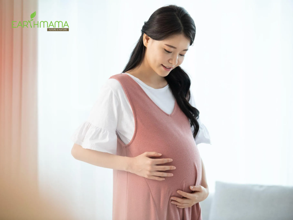 xoa bụng nhẹ nhàng với cường độ ít cũng là cách nói chuyện với thai nhi