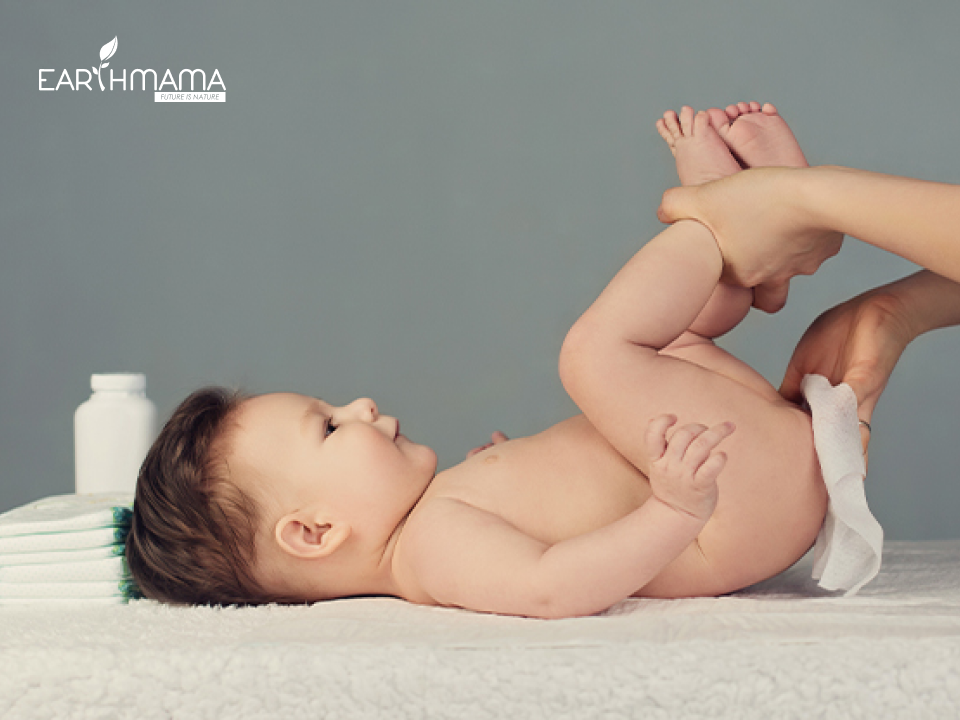 mẹ nên thay tã thường xuyên để chống hăm cho bé