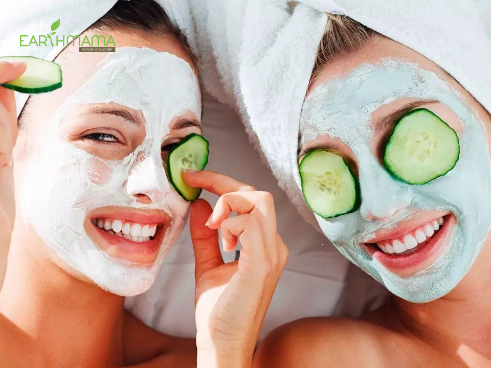 Mẹ có thể đắp mặt nạ dưa chuột, cà chua để trị nám hiệu quả