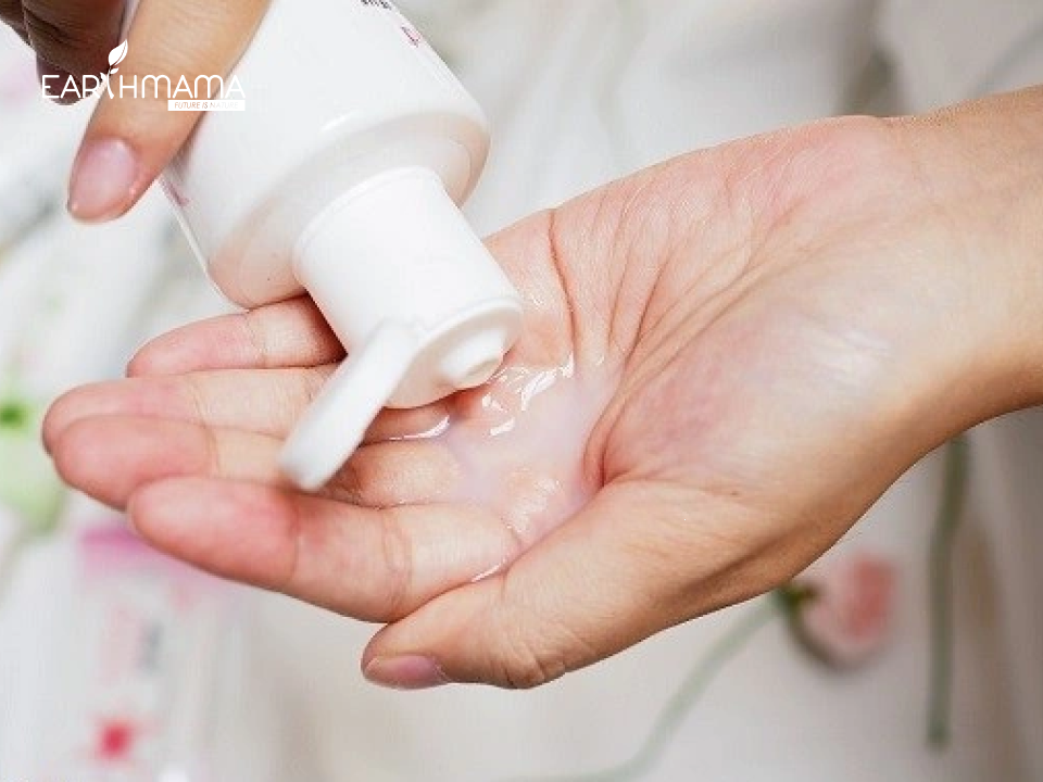 Sử dụng dung dịch vệ sinh phụ nữ dịu nhẹ, an toàn cho vùng kín
