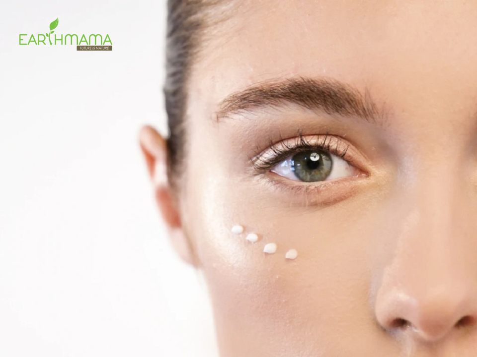 Vùng mắt rất dễ bị lão hóa do đó mẹ cần dưỡng da cẩn thận