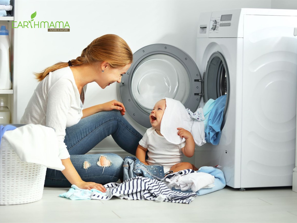 Đối với quần áo của bé, mẹ nên giặt tay thay vì giặt máy