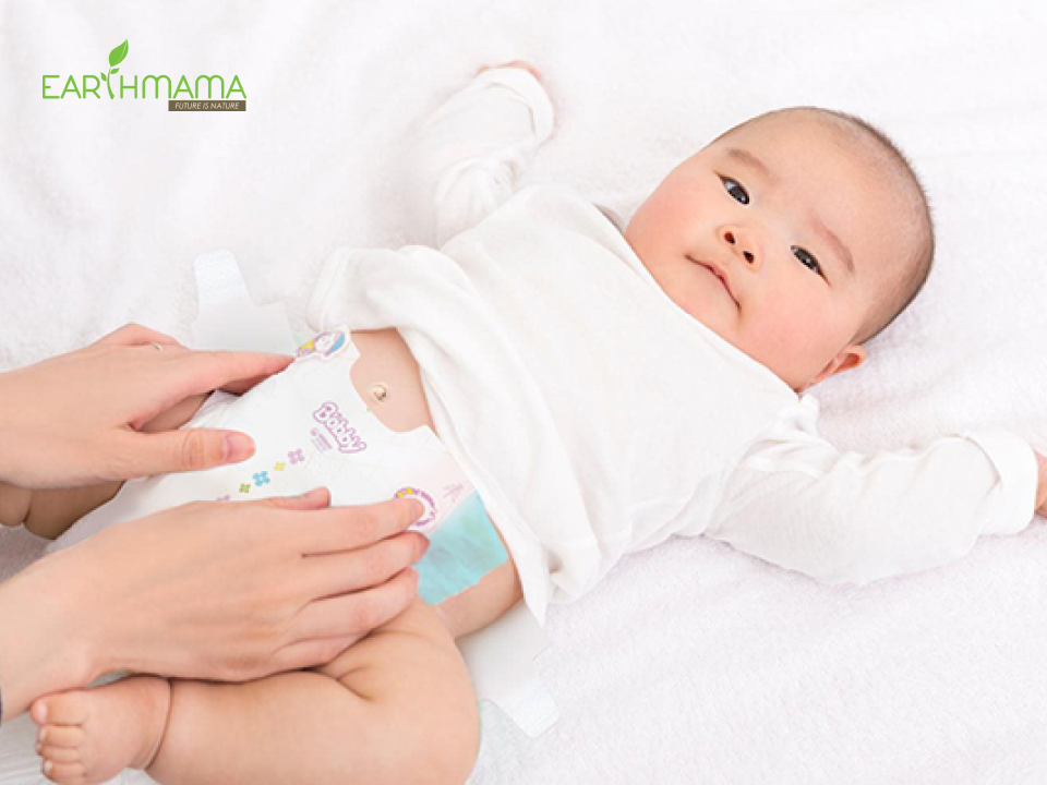 Mẹ cần thay bỉm thường xuyên từ 3-4 tiếng một lần, bôi kem dưỡng ẩm chuyên dụng cho bé
