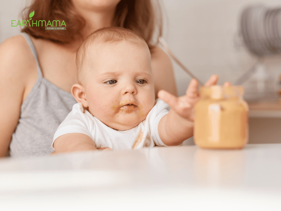 mẹ bổ sung dầu mè cho bé và bột ăn dặm của trẻ