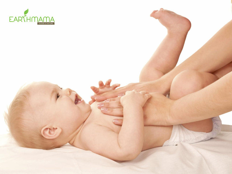 bé thích thú khi mẹ massage bằng dầu khuynh diệp cho trẻ sơ sinh