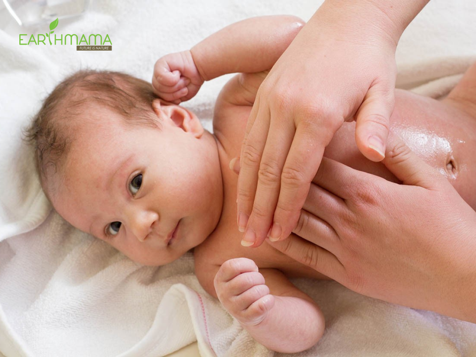 mẹ thoa dầu khuynh diệp cho trẻ sơ sinh