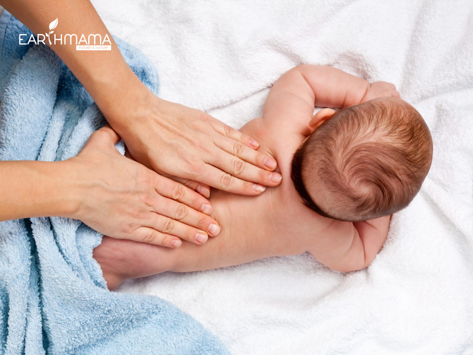 mẹ xoay nhấn nhẹ trên lưng kết hợp với dầu khuynh diệp cho trẻ sơ sinh giảm trướng bụng và đầy hơi