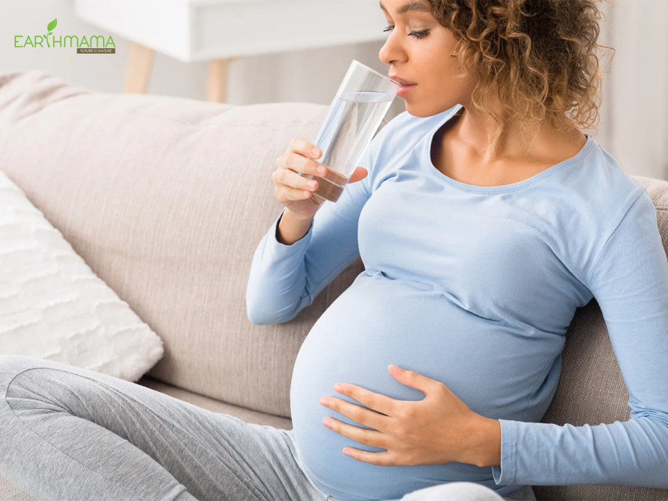 Mẹ bầu cần uống nhiều nước để giảm các cơn căng tức ngực khi mang thai