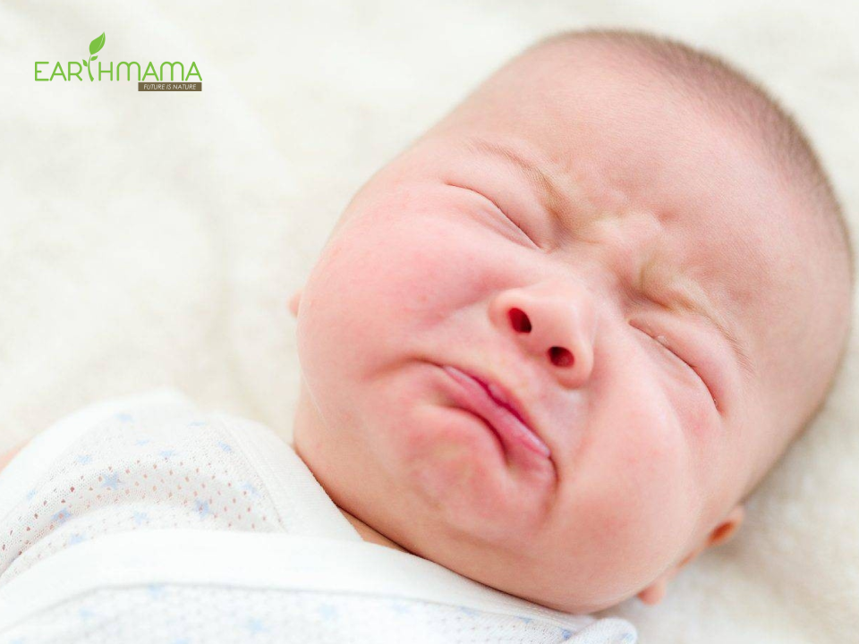 biểu hiện của bé khó chịu khi trẻ sơ sinh bị nấc
