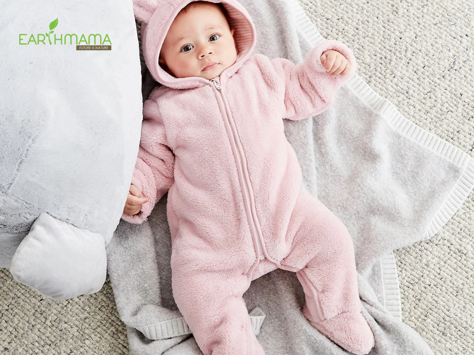 giữ ấm cho bé để tránh cho trẻ sơ sinh bị nấc