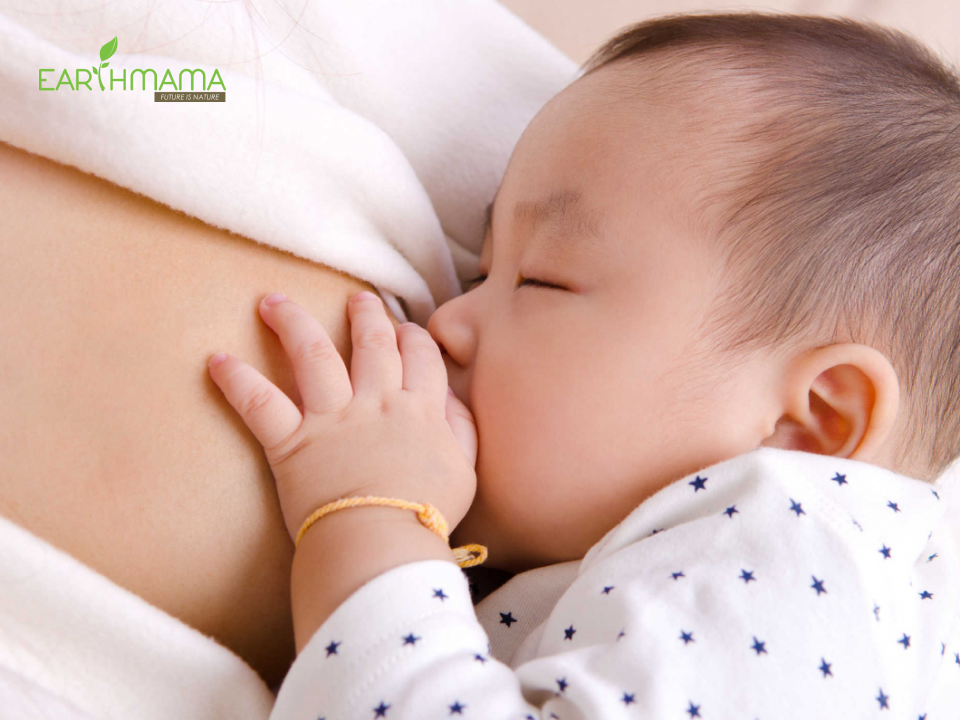 mẹ nên cho bé bú sữa khi trẻ sơ sinh bị nấc