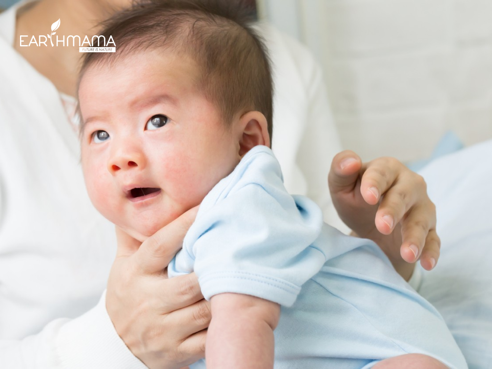trẻ sơ sinh bị nấc cụt khó chịu