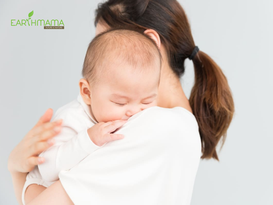 mẹ ôm trẻ sơ sinh bị nấc cụt