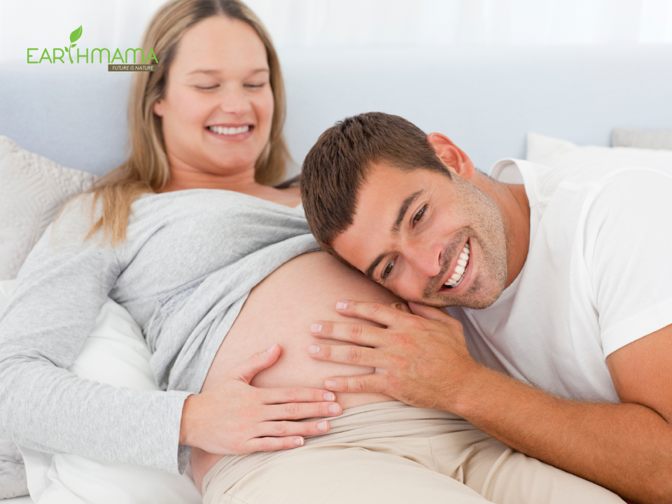 bố mẹ chạm và vuốt ve vụng bầu là cách thai giáo cho con