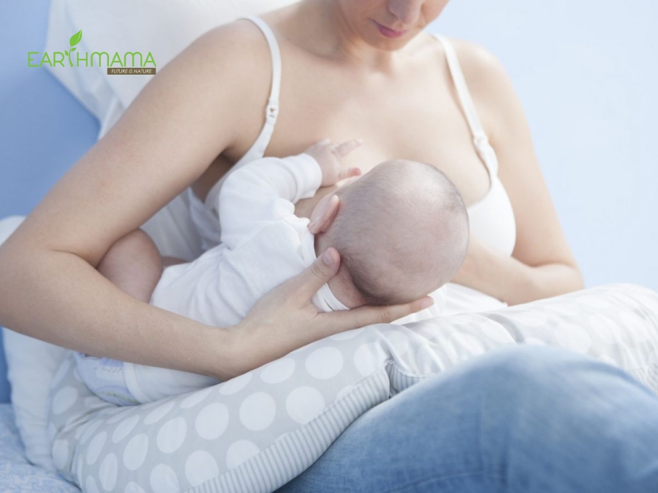 Vệ sinh ti bằng nước ấm để tránh bị nứt cổ gà
