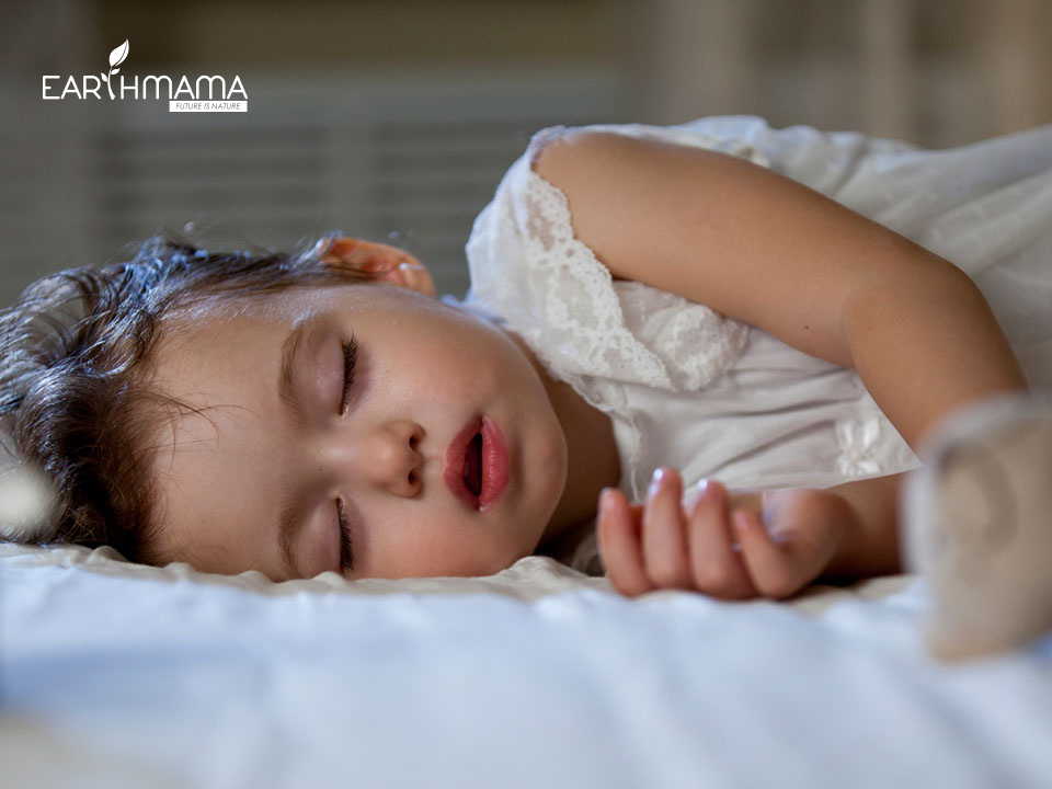 Các biểu hiện của trẻ ra mồ hôi trộm sinh lý khác với bệnh lý