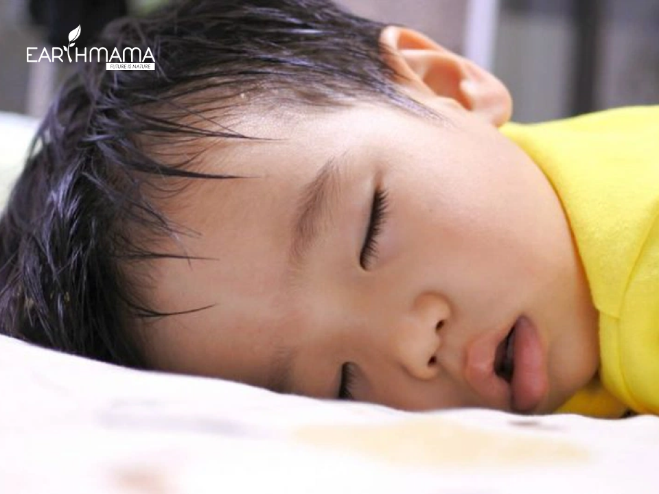 Trẻ ra mồ hôi trộm thường xuyên phải làm gì