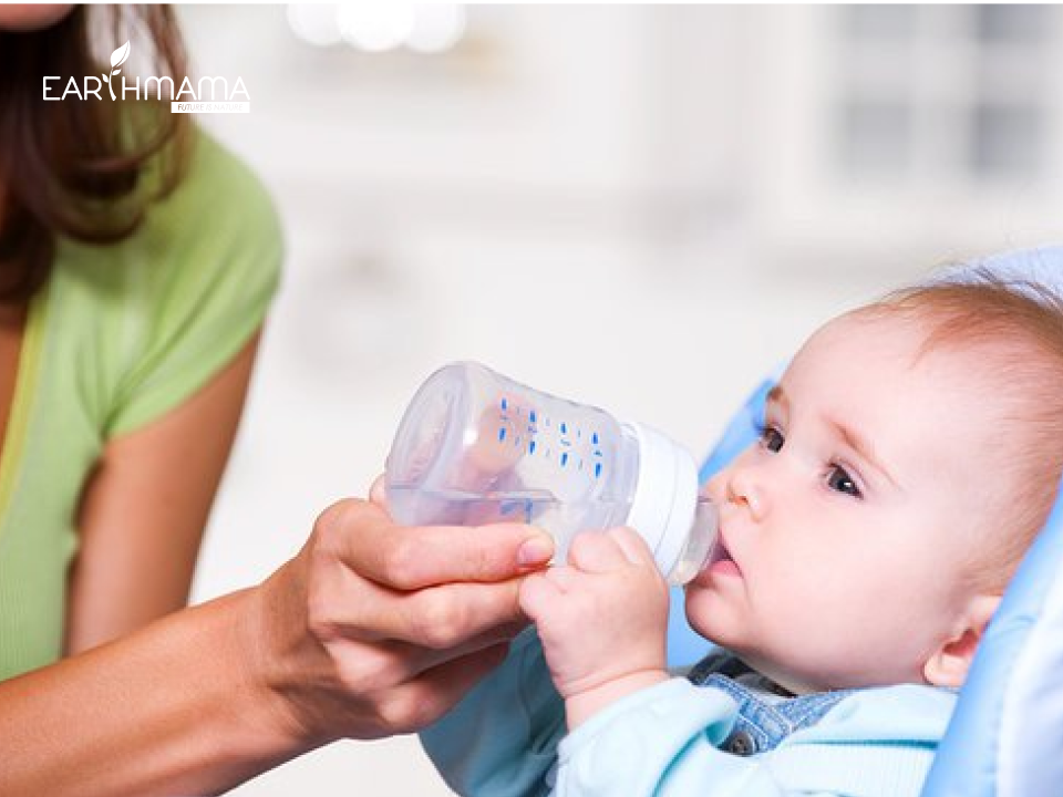 Uống nhiều nước để giảm tình trạng trẻ ra mồ hôi trộm khi ngủ