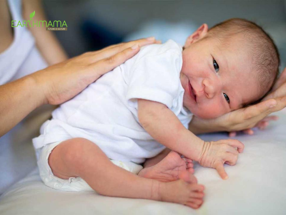 Cách vỗ ợ hơi cho trẻ sơ sinh sau khi bé ăn xong