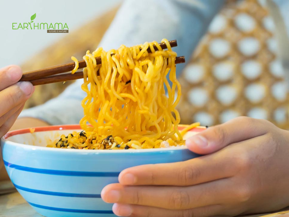 Mẹ sau sinh nên hạn chế mỳ tôm