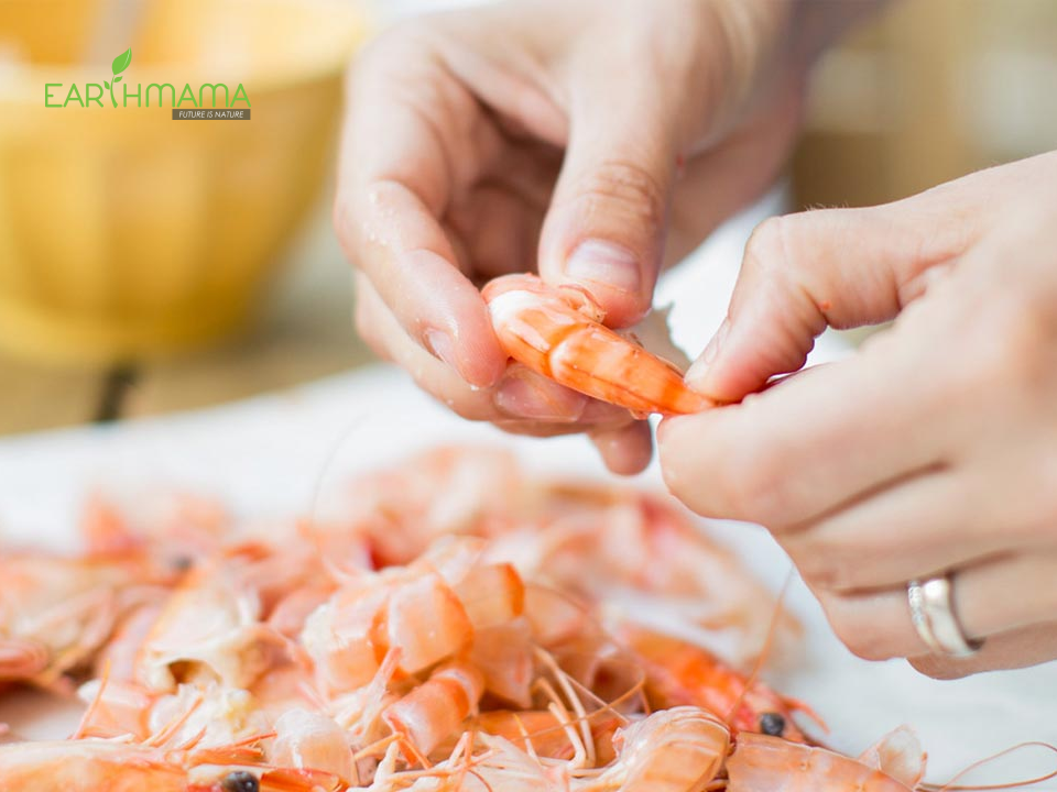 Mẹ sau sinh 1 tháng có thể thêm tôm vào bữa ăn