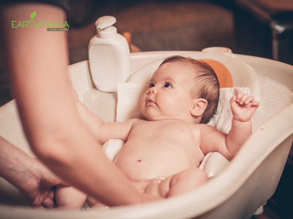 Chọn sữa tắm gội cho bé sơ sinh phù hợp