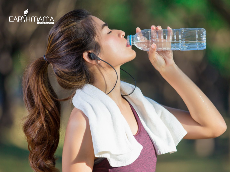 Uống đủ nước giúp giảm rạn da tuổi dậy thì