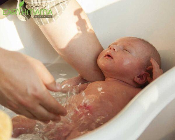 Cần có phương pháp tắm gội đúng cách để bảo vệ làn da non nớt của bé